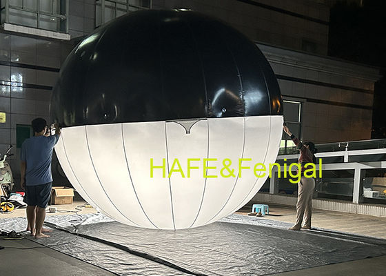 فیلمسازان برای آویزان کردن چراغ های بادکنکی LED دو رنگی